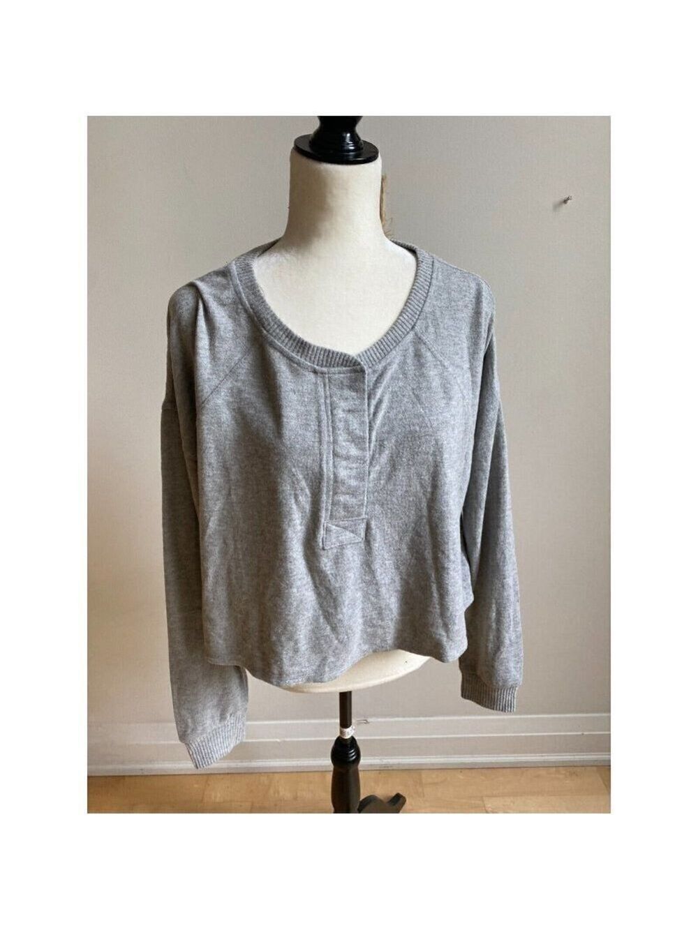 BP BNWOT women cropped stitch gray supersoft buttons sweater